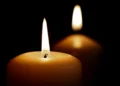 Due candele accese su sfondo nero, immagine simbolica di lutto per la morte di Alessio Giuga a Rosolini