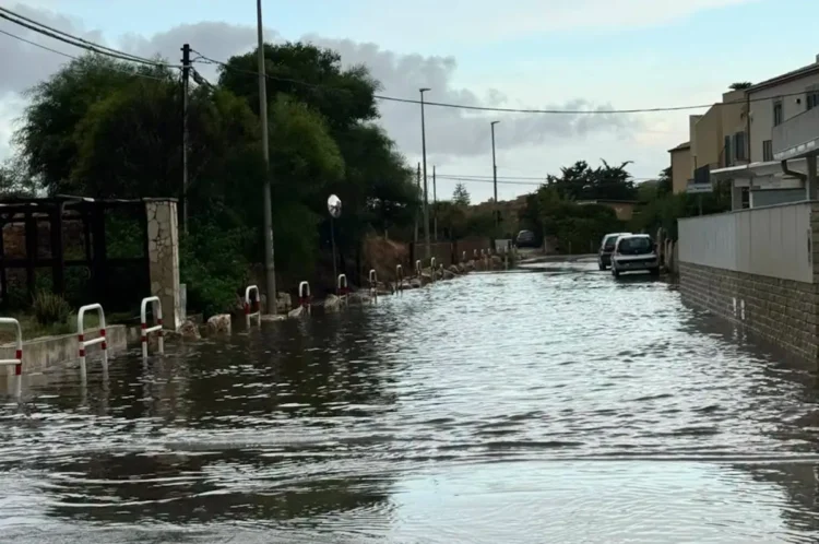 Allagamento in via del Laghetto a Modica, strada coperta dall'acqua dopo un forte acquazzone