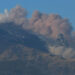 Nube di cenere si leva dal cratere sommitale dell'Etna, cielo sereno sullo sfondo