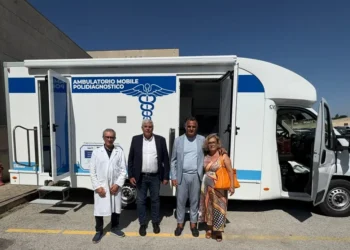 Personale sanitario e dirigenti ASP davanti a un ambulatorio mobile polidiagnostico a Ragusa