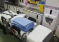 Ambulanza con barella e dispositivi sanitari all'interno del mezzo a Palermo