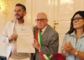 Angelo Roccaforte mostra l'attestato del Comune di Vittoria accanto al sindaco con la fascia tricolore