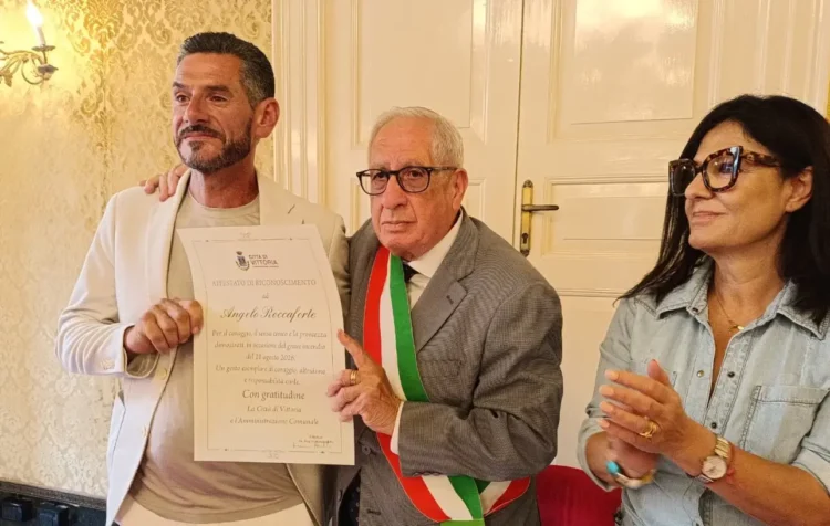 Angelo Roccaforte mostra l'attestato del Comune di Vittoria accanto al sindaco con la fascia tricolore