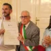 Angelo Roccaforte mostra l'attestato del Comune di Vittoria accanto al sindaco con la fascia tricolore