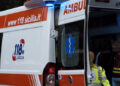 Ambulanza del 118 Sicilia con portiere aperte e soccorritrice in divisa che prepara lo zaino di rianimazione
