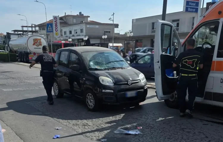 Auto con parabrezza sfondato dopo l'investimento di un'anziana a Modica: sul posto agenti e soccorritori del 118