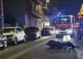 Scooter a terra a Ragusa dopo che un anziano è stato investito, dietro i mezzi dei vigili del fuoco