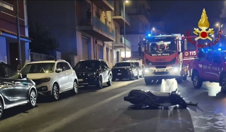 Scooter a terra a Ragusa dopo che un anziano è stato investito, dietro i mezzi dei vigili del fuoco