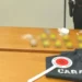 Dosi di cocaina sequestrate su un tavolo, con un cane antidroga e un militare dei Carabinieri sullo sfondo