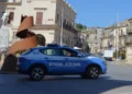Auto della Polizia di Stato in una piazza del centro storico siciliano