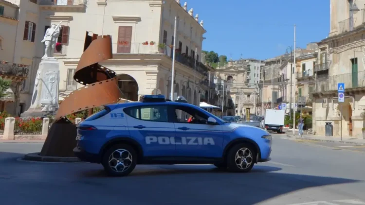 Auto della Polizia di Stato in una piazza del centro storico siciliano