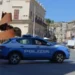 Auto della Polizia di Stato in una piazza del centro storico siciliano