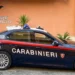 Auto dei Carabinieri di Ragusa parcheggiata davanti a un edificio, logo dell'Arma sulla fiancata