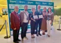 Premiazione dell'ASP di Ragusa a Best InSanitas: sei persone con due targhe davanti al pannello dell'evento