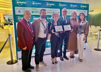 Premiazione dell'ASP di Ragusa a Best InSanitas: sei persone con due targhe davanti al pannello dell'evento