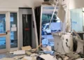 Bancomat della filiale BAPS di Lentini distrutto dall'esplosione, con detriti e controsoffitto crollato