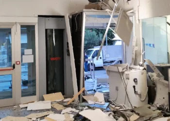 Bancomat della filiale BAPS di Lentini distrutto dall'esplosione, con detriti e controsoffitto crollato