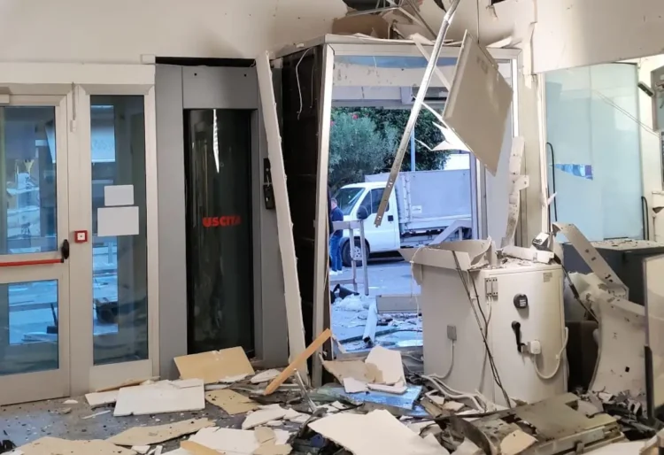 Bancomat della filiale BAPS di Lentini distrutto dall'esplosione, con detriti e controsoffitto crollato