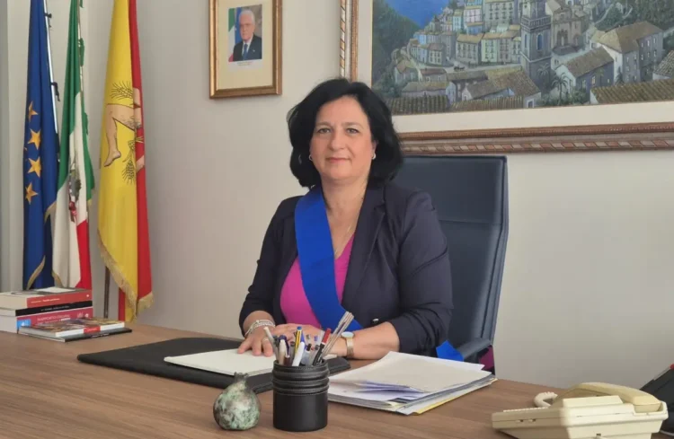 La presidente del Libero Consorzio di Ragusa, Maria Rita Schembari, nel suo ufficio