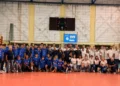 Foto di gruppo dell'Avimec Modica al PalaRizza: atleti in maglia blu, staff in polo bianca, giovanissimi seduti in prima fila