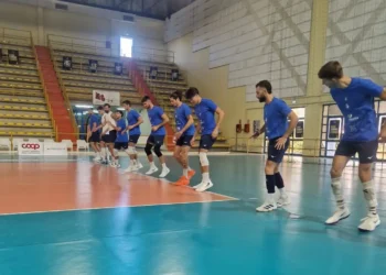 Giocatori dell'Avimec Modica in riscaldamento al PalaRizza prima dell'allenamento