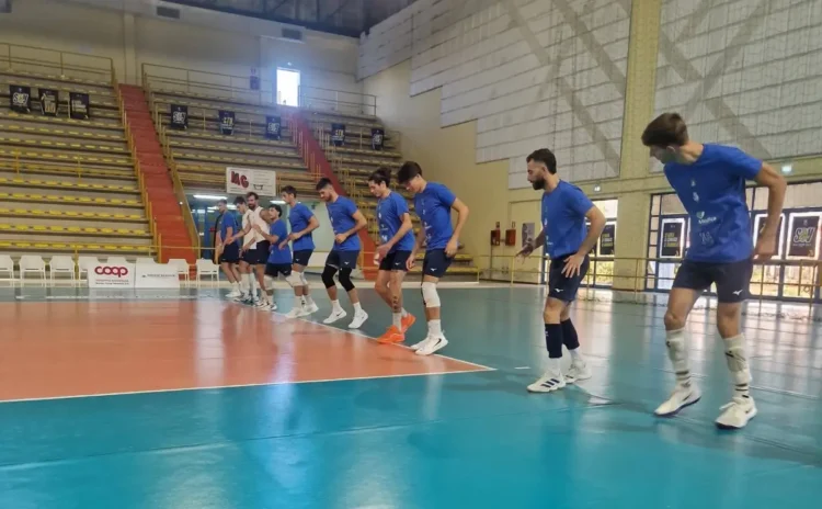 Giocatori dell'Avimec Modica in riscaldamento al PalaRizza prima dell'allenamento