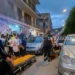 Soccorritori del 118 prestano aiuto al bambino investito a Modica, accanto a una Ford grigia, con una barella in strada