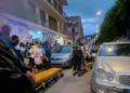Soccorritori del 118 prestano aiuto al bambino investito a Modica, accanto a una Ford grigia, con una barella in strada
