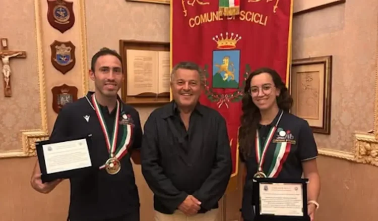 Martina Donzella e Claudio Vindigni con il sindaco di Scicli, medaglie e targhe dopo il titolo nazionale