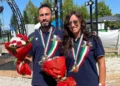 Due atleti di bocce Scicli con medaglie e mazzi di fiori durante la premiazione