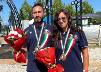 Due atleti di bocce Scicli con medaglie e mazzi di fiori durante la premiazione