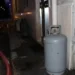Bombole di GPL lungo il muro di un edificio di notte