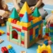 Bimbi da asilo nido montano un castello di mattoncini colorati su un tappeto