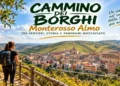 Escursionista con zaino guarda dall'alto il borgo di Monterosso Almo. Immagine generata con intelligenza artificiale