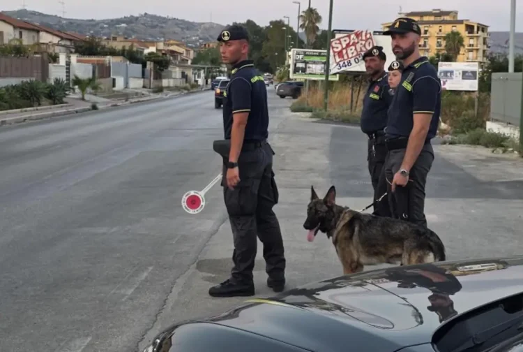 Militari della Guardia di Finanza con un cane antidroga durante un controllo su strada