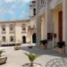 Portico con colonne e campanile del santuario dei Carmelitani scalzi a Ragusa, con luminarie e palco nella piazza