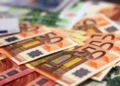 Banconote da 50 euro accostate, a simboleggiare il sostegno economico alle famiglie