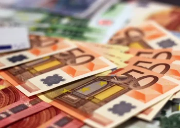 Banconote da 50 euro accostate, a simboleggiare il sostegno economico alle famiglie