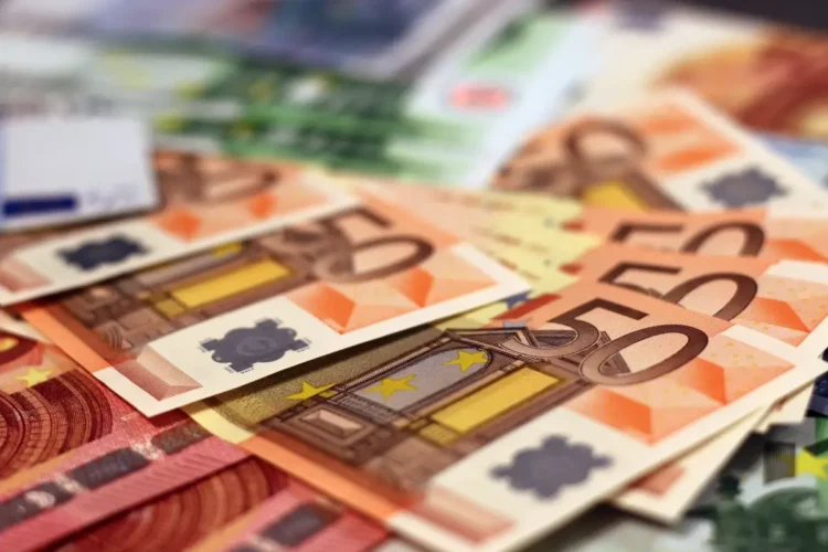 Banconote da 50 euro accostate, a simboleggiare il sostegno economico alle famiglie
