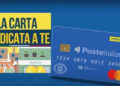 Grafica della Carta Dedicata a te: una carta Postamat di Poste Italiane accanto a un'illustrazione di negozi e supermercato