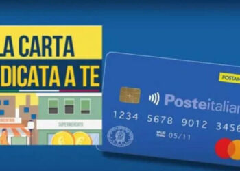 Grafica della Carta Dedicata a te: una carta Postamat di Poste Italiane accanto a un'illustrazione di negozi e supermercato