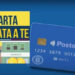 Grafica della Carta Dedicata a te: una carta Postamat di Poste Italiane accanto a un'illustrazione di negozi e supermercato