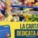 Carrello con pane, banane e basilico sopra la scritta La Carta Dedicata a Te e una carta prepagata di Poste Italiane