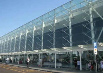 Aeroporto di Catania Fontanarossa con passeggeri davanti all'ingresso