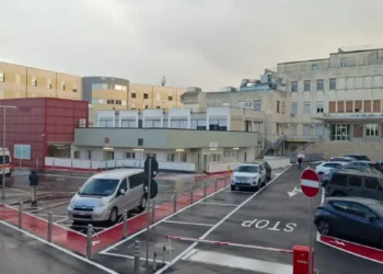 Piazzale esterno dell'ospedale "Guzzardi" di Vittoria, con ambulanza e area parcheggio davanti all'ingresso