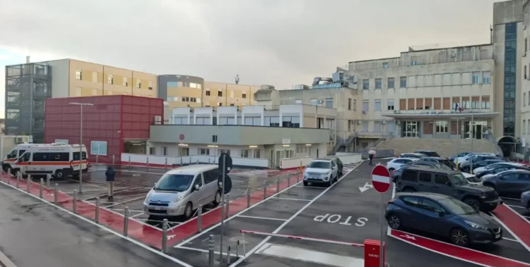 Piazzale esterno dell'ospedale "Guzzardi" di Vittoria, con ambulanza e area parcheggio davanti all'ingresso