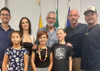 Chiara Mezzasalma con il sindaco di Ragusa Peppe Cassì, la maestra Loriana Scalia e il gruppo della scuola di danza