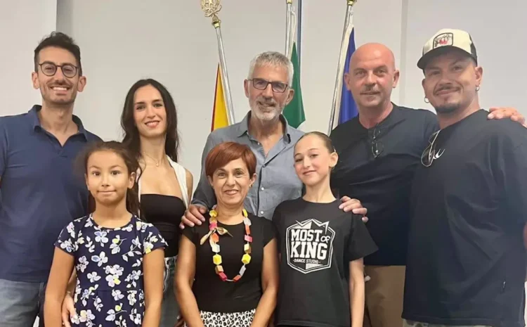 Chiara Mezzasalma con il sindaco di Ragusa Peppe Cassì, la maestra Loriana Scalia e il gruppo della scuola di danza
