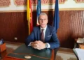 Il sindaco di Santa Croce Camerina, Giuseppe Dimartino, seduto alla scrivania del suo ufficio in Municipio
