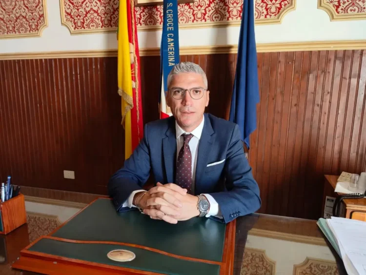 Il sindaco di Santa Croce Camerina, Giuseppe Dimartino, seduto alla scrivania del suo ufficio in Municipio